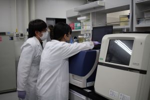 https://www.mbsys.me.kyoto-u.ac.jp/wp-content/uploads/2023/06/Plate-reader-shrunk-scaled.jpg